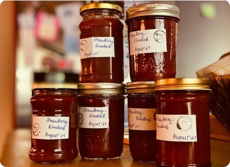 Panier garni avec des confitures artisanales