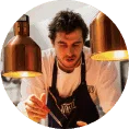 Paniers garnis de produits du terroir parisien - Cuisinier dans sa cuisine