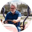 Agriculteur sur son tracteur terroir